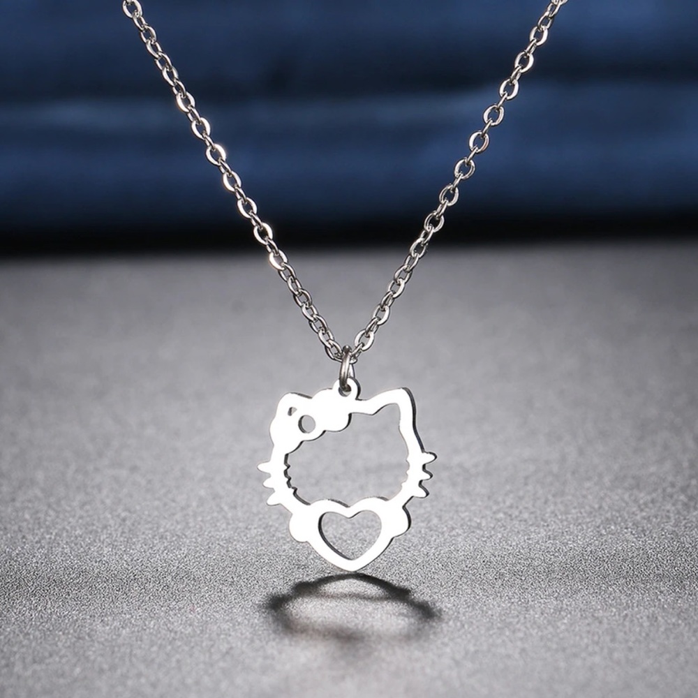 Hello kitty heart necklace